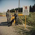 Russisch-finse grens. Grenswachtpatrioulles bij slagboom, Bestanddeelnr 254-7426