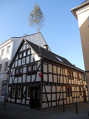 Fachwerkhaus mit Maibaum, Königswinter