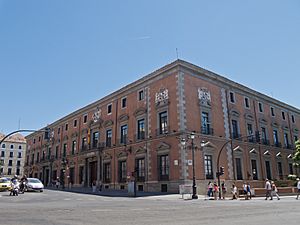 Palacio de los Consejos - 01.jpg