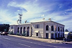 Bowen Court House (1995).jpg