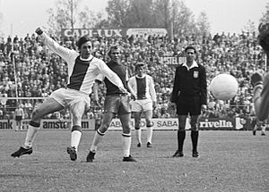 Johan Cruijff (Ajax) scoort