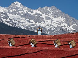 Lijiang Yunnan China-Naxi-people-carrying-baskets-01