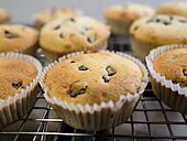 Queen cakes cooling on a wire rack (13475333725).jpg