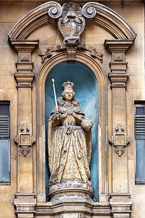 Statue of Elizabeth I on St Dunstan-in-the-West church, London - 2022-09-10