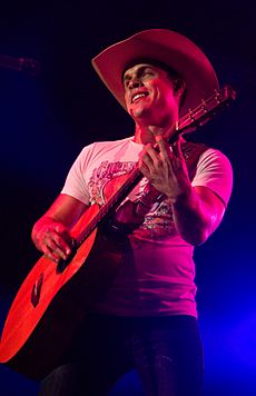 Dustin Lynch in concert 2015