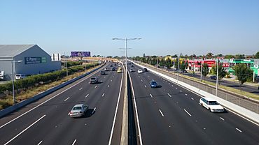 Looking south bound down the Tullamarine Freeway at Airport West.jpg