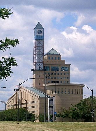 Mississauga city hall 2005.jpg