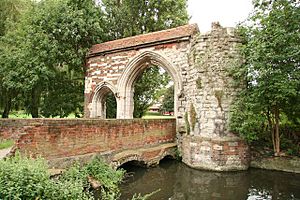 Waltham Abbey Gateway - geograph.org.uk - 1030421