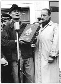 Bundesarchiv Bild 183-15198-0002, Bergarbeiter, Ehrung