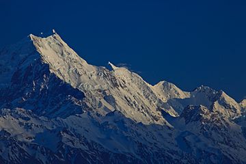 Dawn on Lake Pukaki (5795487289).jpg