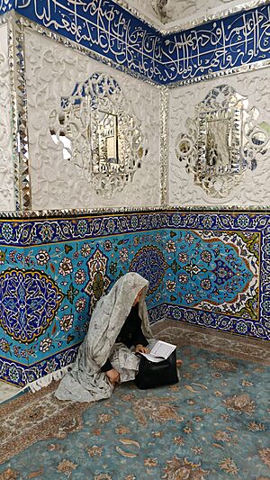 Irán (RPS 12-10-2019) rezando en la mezquita de Qazvin