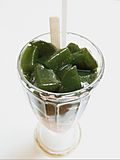 Grass jelly es cincau hijau.jpg