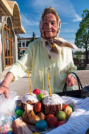 Традиционные пасхальные яйца и куличи.