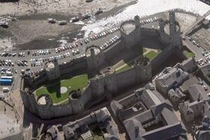 Caernarfon Castle - geograph.org.uk - 1491363 (cropped)