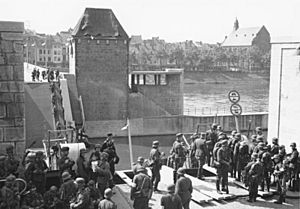 Bundesarchiv Bild 146-1981-064-18A, Westfeldzug, Übergang über die Maas