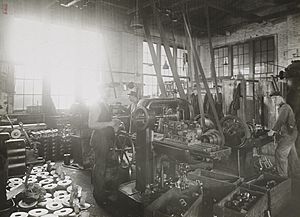 Industries of War - Machinery - MAKING JOINTS FRO SIGNAL CORPS, THE UNIVERSAL MACHINE CO., BOWLING GREEN, Ohio - NARA - 31490505 (cropped)