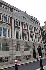 EH1359153 Dyers' Hall 03.jpg