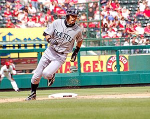 Suzuki Ichiro runs to homeplate