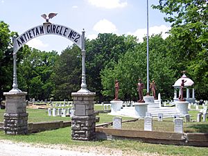 Oakwood Cemetery GAR circles 2006-07-03