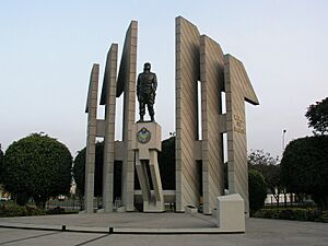 Lima Monumento Quinones