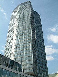 Millbank Tower, Westminster, London, 24Apr04.jpg