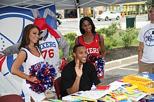 20100916 Evan Turner with cheerleaders