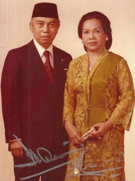 Adam Malik dan istri