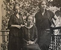 Photo of Hannah with her stepsisters, Eva and Clara Beerwald in 1922