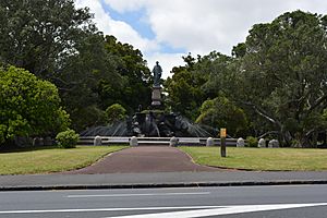 Fountain in Epson (25389920330)