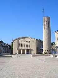 FranceNormandieArgencesPlaceLeclercEtEglise.jpg