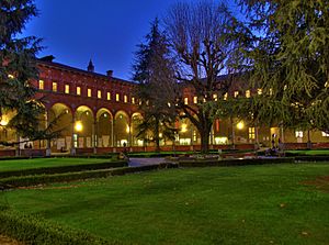 HDR - Chiostro Università Cattolica