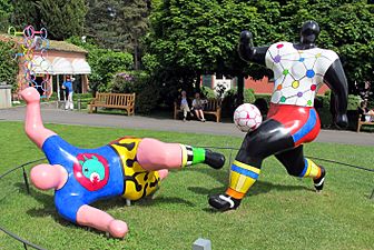 Losanna, museo olimpico, niki de saint-phalle, les footballers, 1993