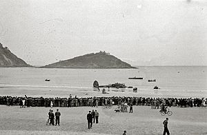 Aterrizaje en la playa de la Concha del bombardero modelo Heinkel 111, que venía directamente desde Noruega de Léon Degrelle, piloto belga y cabeza del partido nazi en Bélgica en la Segunda... (5 de 5) - Fondo Car-Kutxa Fototeka