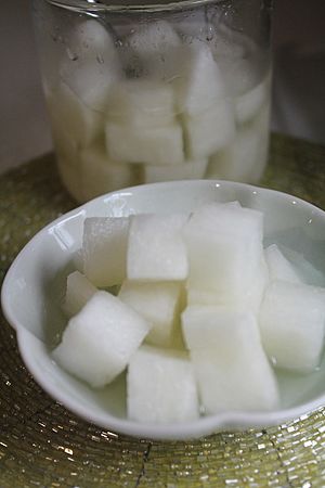 Chikinmu (pickled radish).jpg