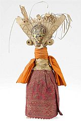COLLECTIE TROPENMUSEUM Pop van lontarbladrepen voorstellende de godin Dewi Sri TMnr 261-11