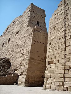 Karnak 1. Pylon 05