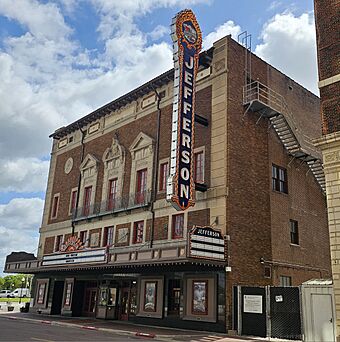 Jefferson Theatre in Beaumont, Texas.jpg