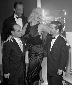 Jayne Mansfield with jockeys in 1957