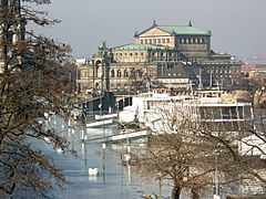 Semperoper-flood-2005-03-22