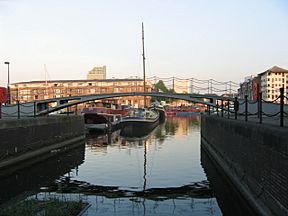 Norway Cut swing bridge - geograph.org.uk - 197077.jpg