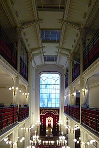 Paris Synagogue RuePavée innen399