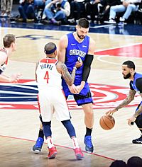 Vucevic setting a screen against Thomas, Magic vs Wizards on January 1, 2020 (cropped)