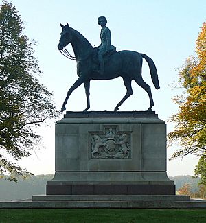 Queen Elizabeth II statue - geograph.org.uk - 2671664.jpg