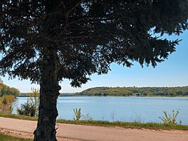 Trail along Lake Byllesby, Dakota County, Minnesota (27364961897).jpg