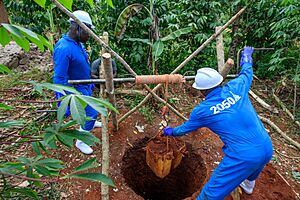 Borehole-Manual-Digging-Process-2050-Paris