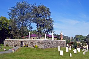 Gideon Putnam burying ground.jpg