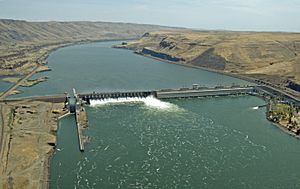 John Day Dam 2 (11955932233).jpg