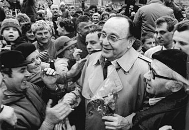 Bundesarchiv Bild 183-1990-0228-030, Erfurt, Volkskammerwahl, FDP-Wahlkundgebung, Genscher