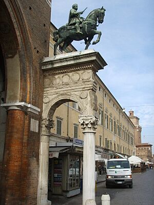 Ferrara, arco municipio (leon battista alberti), statua a Niccolò III d'este.JPG