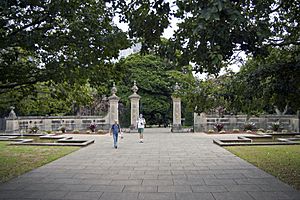 Gates at Royal Botanic Gardens viewed from Art Gallery Road.jpg